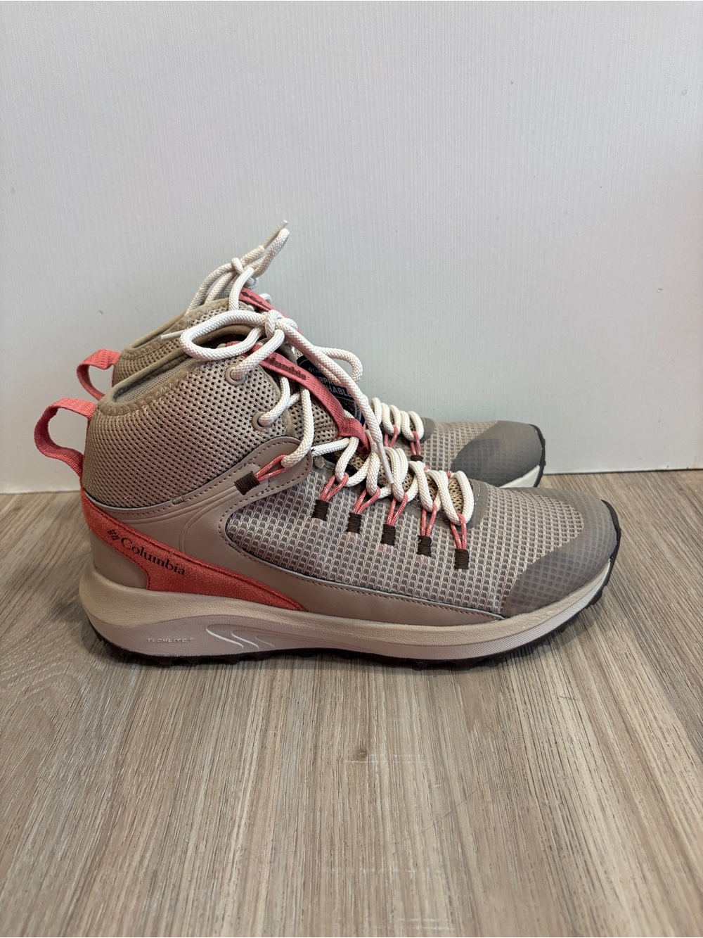 New Womens Size 9.5 Columbia Trailstorm Mid Waterproof Hiking Trail Camping
